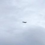 羽田新ルートを飛ぶ飛行機が下北沢から見えました