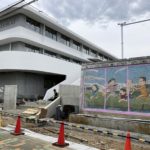 世田谷区立池ノ上小学校の新校舎が完成間近とサザエさんの壁画